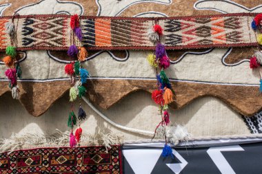 Çeşitli renklerde geleneksel püsküllü