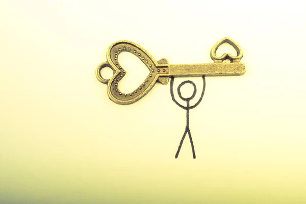 Man die een retro-stijl hartvormige sleutel als Love concept — Stockfoto
