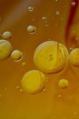 Arka plan olarak su üzerinde renkli su bubles