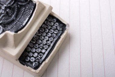 Kağıt üzerinde Retro syled minik daktilo modeli