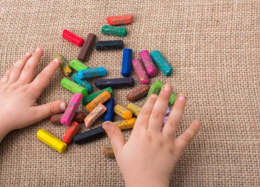 Kullanılan renkli boya kalemi ve yeni yürümeye başlayan çocuklar yardım 