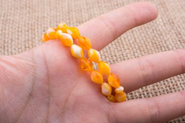 Çeşitli renk boncuk elinde dua