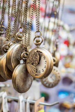 Dizi asılı cep saati