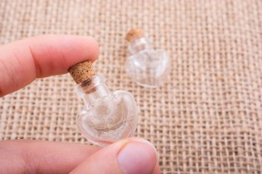 Kalp cam şişe el şeklinde