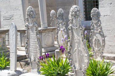 Istanbul'daki mezar üzerinde eski taş