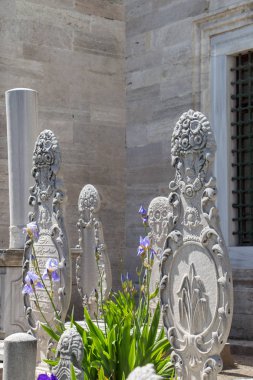 Istanbul'daki mezar üzerinde eski taş
