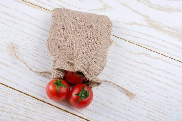 작은 자루 및 빨강 잘 익은 맛 있는 신선한 체리 토마토 — 스톡 사진