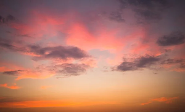 Nuages colorés et légers dans le ciel — Photo