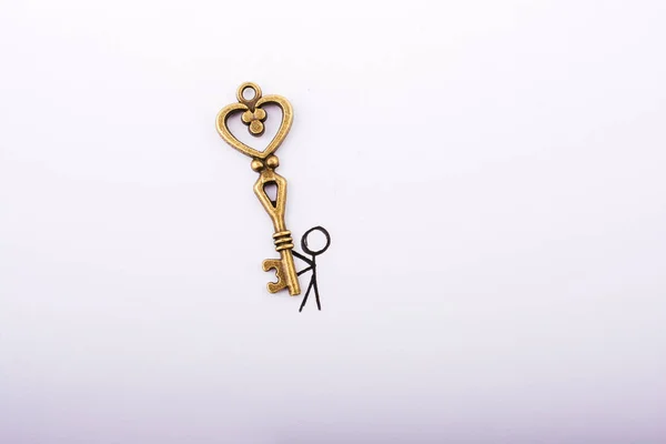 Hombre que lleva una llave en forma de corazón de estilo retro como concepto de amor — Foto de Stock