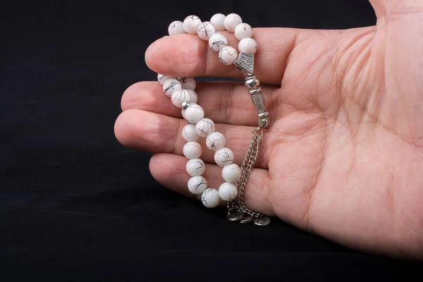 Set tasbih dengan berbagai warna di tangan — Stok Foto