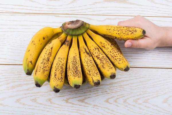손을 잡고 무리 노란색의 바나나 주 근 깨 — 스톡 사진