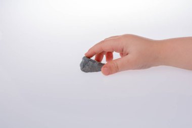 Küçük bir gri kaya ekranda tutarak Toddler