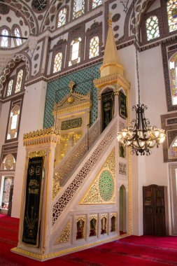 Büyük bir ayağı ile caminin iç ve kemerler