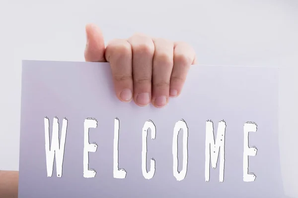 Hand holding paper with welcome wording — Stock Photo, Image