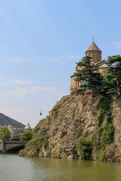 Metekhi templom a Kura folyó Tbiliszi — Stock Fotó