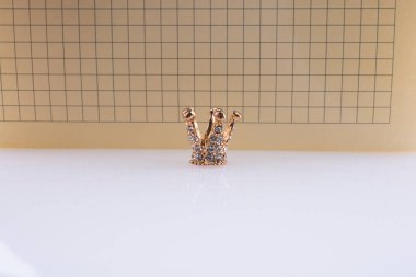 Taç ile bir dizüstü bilgisayar