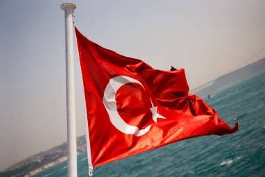 Türk ulusal bayrağı direğe asılı