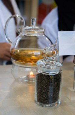 Bardakta çay ile dolu sakin bir hayat