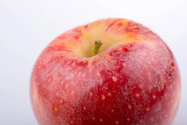 Pomme rouge fraîche à pois en vue rapprochée — Photo