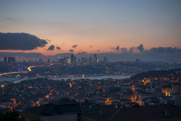 Istanbul cityscape bulutlar altında — Stok fotoğraf