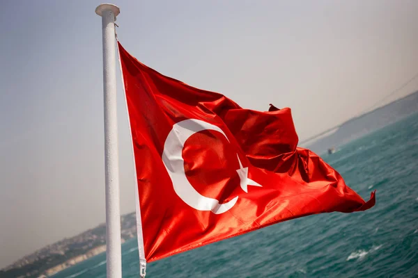 Турецкий национальный флаг висит на шесте — стоковое фото