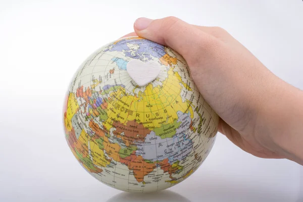 Рука тримає глобус з картою на ньому — стокове фото