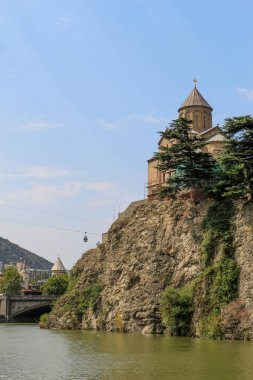 Tiflis Kura Nehri üzerinde Metekhi Kilisesi