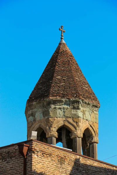 Kloktoren van oude kerk in Tbilisi, Georgië — Stockfoto