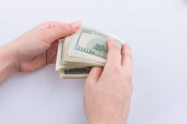 Amerikan Doları banknot beyaz arka plan üzerinde tutan eller