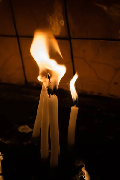 Палаючі свічки дають світло в темряві — стокове фото