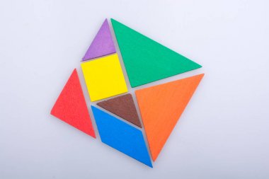 Bir kare tangram bulmacanın parçaları