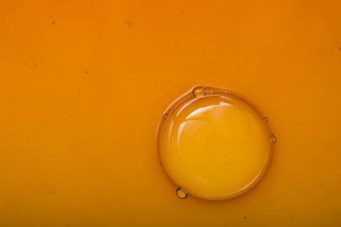 Arka plan olarak su üzerinde renkli su bubles