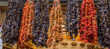 Kurutulmuş biber ve patlıcan ve renkli baharat