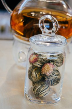 Bir şişe çaydanlık ve çay bitki bitki çayı