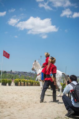 Görüş alanında geleneksel Türk şapkası giyen adam