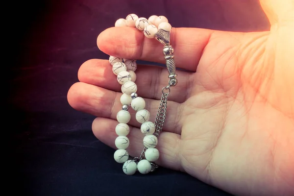 Ensemble de perles de prière de différentes couleurs à la main — Photo
