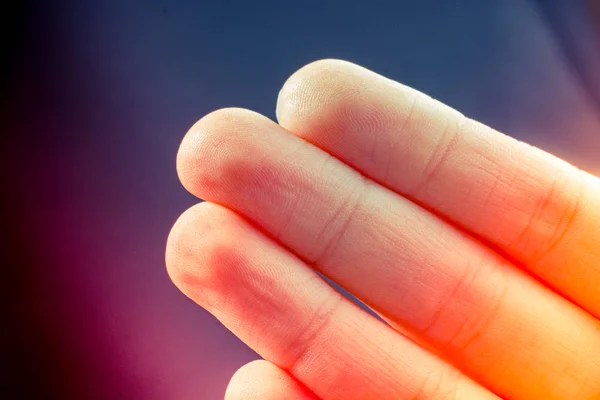 Три пальца человеческой руки частично видны в поле зрения — стоковое фото