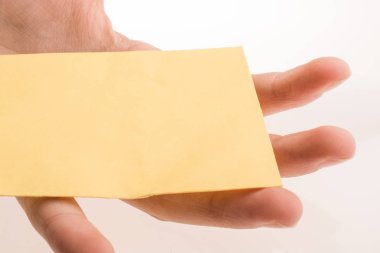 Elinde kağıt parçası