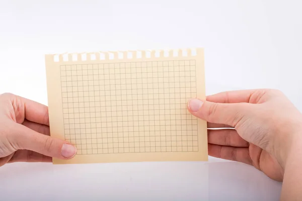 Kontrol edilmiş bir kağıdı tutan eller — Stok fotoğraf