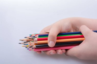  Beyaz arkaplanda renkli kalemler