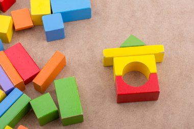 Kahverengi arka plan üzerinde renkli yapı taşları