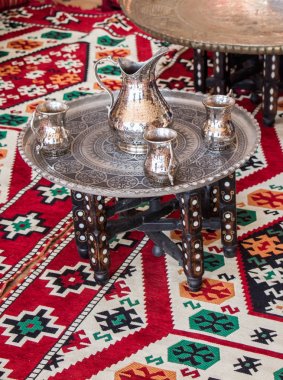 Çok eski stil metal ibrik su kavanoz