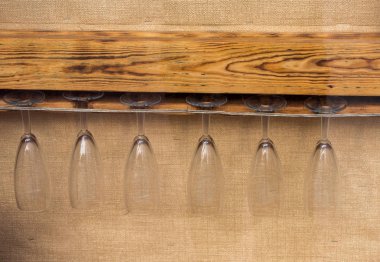 Ekranda ahşap bir platformdan sarkan cam bardaklar