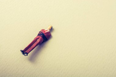 İpe bağlanmış erkek modelinin minicik heykelciği