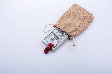 Araba ve bize bir paket Doları bir çuval içinde oyuncak