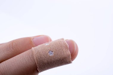 beyaz arka planda beyaz bandajlı parmak