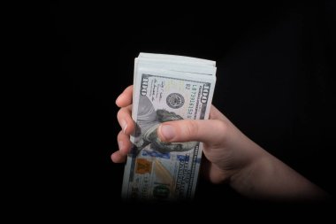 Amerikan Doları Beyaz arka plan üzerinde izole tutan el