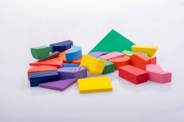 Renkli bir mantık bulmaca parçaları 