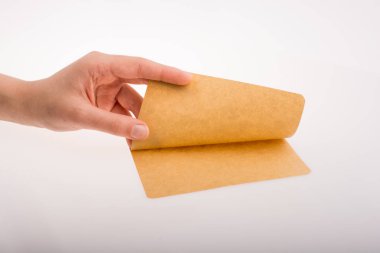 bir kağıt tutan el