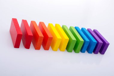 Coorful domino taşları beyaz arka plan üzerinde